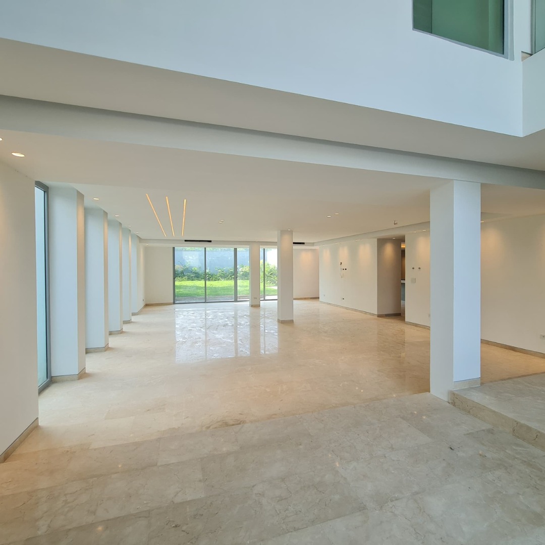 Modern and Spacious Family Home in Altos de Guaparo